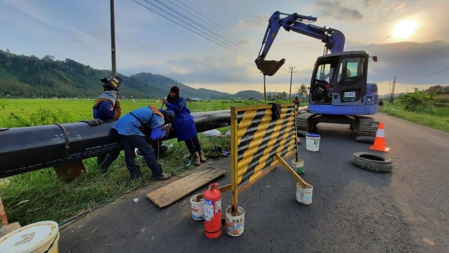 PT Hutama Karya (Persero) terus mempercepat penyelesaian proyek pengembangan pipa Cilacap-Bandung (CB) III milik Pertamina yang membentang dari Lomanis, Cilacap hingga ke Tasikmalaya, Jawa Barat. Hingga akhir November 2022, perkembangan proyek ini mencapai 80% dengan target penyelesaian pada pertengahan 2023.