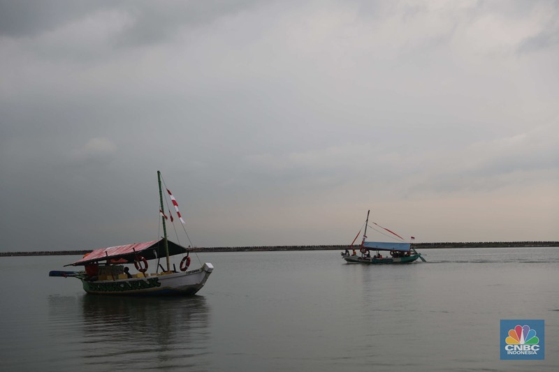 Sejumlah pengunjung beraktivitas di Pantai Festival Ancol, Jakarta Utara, Rabu (28/12/2022). BRIN memprediksi Jabodetabek bakal dilanda cuaca buruk pada 28 Desember. (CNBC Indonesia/ Muhammad Sabki)