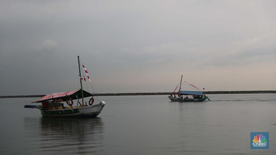 Sejumlah pengunjung beraktivitas di Pantai Festival Ancol, Jakarta Utara, Rabu (28/12/2022). BRIN memprediksi Jabodetabek bakal dilanda cuaca buruk pada 28 Desember. (CNBC Indonesia/ Muhammad Sabki)