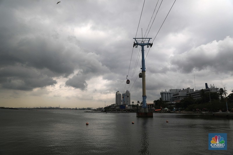 Wisata Pantai Ancol Sejumlah pengunjung beraktivitas di Pantai Festival Ancol, Jakarta Utara, Rabu (28/12/2022). BRIN memprediksi Jabodetabek bakal dilanda cuaca buruk pada 28 Desember. (CNBC Indonesia/ Muhammad Sabki)