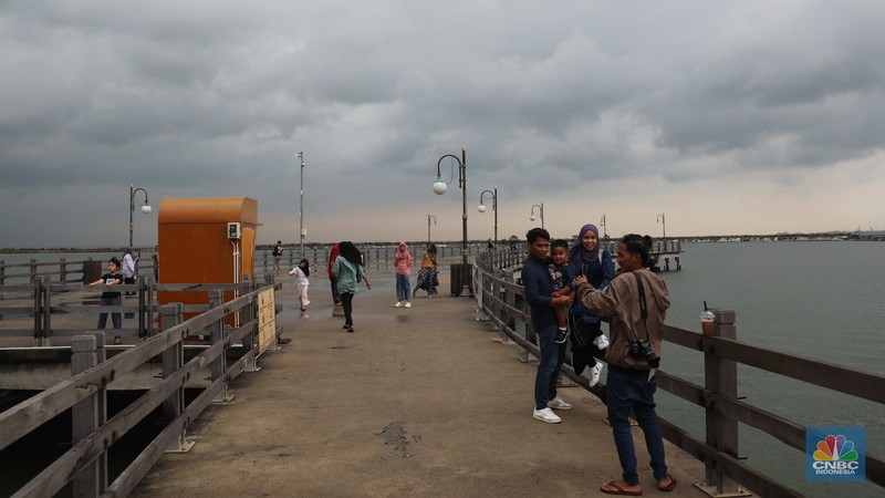 Sejumlah pengunjung beraktivitas di Pantai Festival Ancol, Jakarta Utara, Rabu (28/12/2022). BRIN memprediksi Jabodetabek bakal dilanda cuaca buruk pada 28 Desember. (CNBC Indonesia/ Muhammad Sabki)