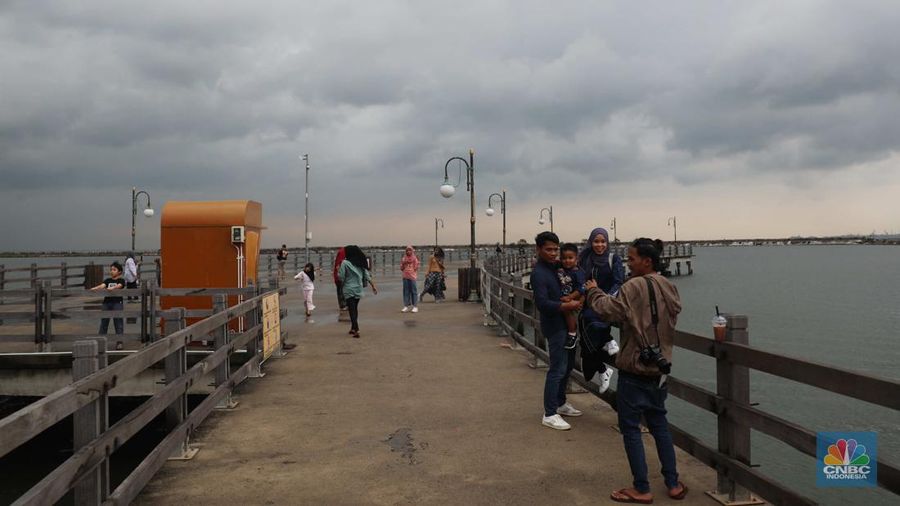 Sejumlah pengunjung beraktivitas di Pantai Festival Ancol, Jakarta Utara, Rabu (28/12/2022). BRIN memprediksi Jabodetabek bakal dilanda cuaca buruk pada 28 Desember. (CNBC Indonesia/ Muhammad Sabki)