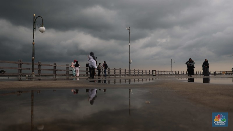 Wisata Pantai Ancol Sejumlah pengunjung beraktivitas di Pantai Festival Ancol, Jakarta Utara, Rabu (28/12/2022). BRIN memprediksi Jabodetabek bakal dilanda cuaca buruk pada 28 Desember. (CNBC Indonesia/ Muhammad Sabki)