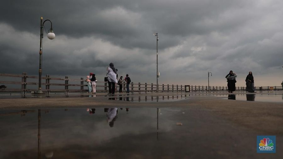 Sejumlah pengunjung beraktivitas di Pantai Festival Ancol, Jakarta Utara, Rabu (28/12/2022). BRIN memprediksi Jabodetabek bakal dilanda cuaca buruk pada 28 Desember. (CNBC Indonesia/ Muhammad Sabki)