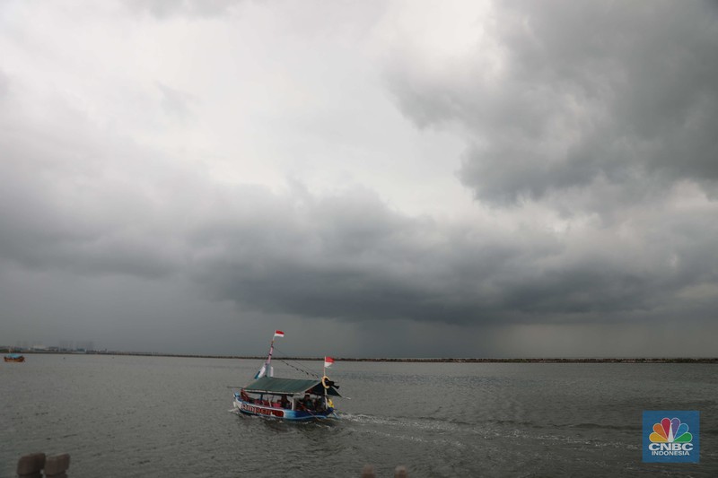 Sejumlah pengunjung beraktivitas di Pantai Festival Ancol, Jakarta Utara, Rabu (28/12/2022). BRIN memprediksi Jabodetabek bakal dilanda cuaca buruk pada 28 Desember. (CNBC Indonesia/ Muhammad Sabki)