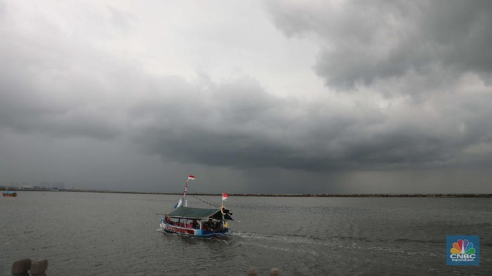 Sejumlah pengunjung beraktivitas di Pantai Festival Ancol, Jakarta Utara, Rabu (28/12/2022). BRIN memprediksi Jabodetabek bakal dilanda cuaca buruk pada 28 Desember. (CNBC Indonesia/ Muhammad Sabki)