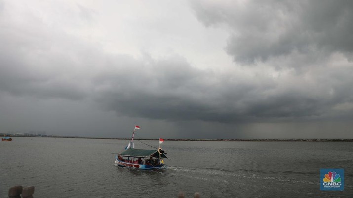 Wisata Pantai Ancol Sejumlah pengunjung beraktivitas di Pantai Festival Ancol, Jakarta Utara, Rabu (28/12/2022). BRIN memprediksi Jabodetabek bakal dilanda cuaca buruk pada 28 Desember. (CNBC Indonesia/ Muhammad Sabki)