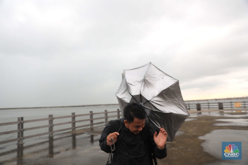 Wisata Pantai Ancol Sejumlah pengunjung beraktivitas di Pantai Festival Ancol, Jakarta Utara, Rabu (28/12/2022). BRIN memprediksi Jabodetabek bakal dilanda cuaca buruk pada 28 Desember. (CNBC Indonesia/ Muhammad Sabki)