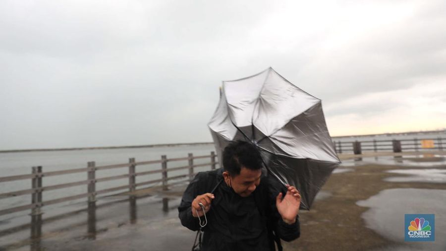 Sejumlah pengunjung beraktivitas di Pantai Festival Ancol, Jakarta Utara, Rabu (28/12/2022). BRIN memprediksi Jabodetabek bakal dilanda cuaca buruk pada 28 Desember. (CNBC Indonesia/ Muhammad Sabki)