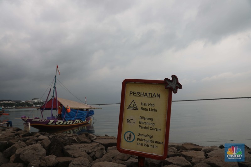 Wisata Pantai Ancol Sejumlah pengunjung beraktivitas di Pantai Festival Ancol, Jakarta Utara, Rabu (28/12/2022). BRIN memprediksi Jabodetabek bakal dilanda cuaca buruk pada 28 Desember. (CNBC Indonesia/ Muhammad Sabki)