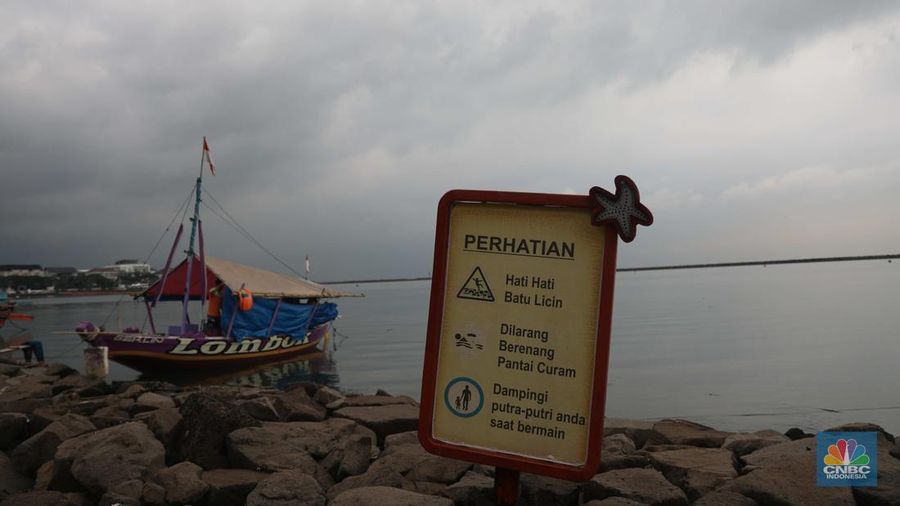Sejumlah pengunjung beraktivitas di Pantai Festival Ancol, Jakarta Utara, Rabu (28/12/2022). BRIN memprediksi Jabodetabek bakal dilanda cuaca buruk pada 28 Desember. (CNBC Indonesia/ Muhammad Sabki)