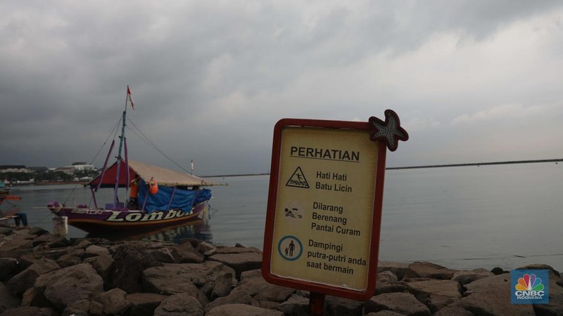 Sejumlah pengunjung beraktivitas di Pantai Festival Ancol, Jakarta Utara, Rabu (28/12/2022). BRIN memprediksi Jabodetabek bakal dilanda cuaca buruk pada 28 Desember. (CNBC Indonesia/ Muhammad Sabki)