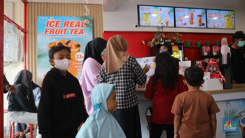 Antrean pengunjung membeli es krim di kios mixue di kawasan bojongsari sawangan, Depok, Jawa Barat, Kamis, (29/12/2022). Kios yang baru dibuka sejak dua bulan lalu di sawangan itu ramai pembeli dari kalangan anak-anak sampai anak orang tua. (CNBC Indonesia/ Muhammad Sabki)