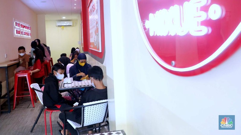 Antrean pengunjung membeli es krim di kios mixue di kawasan bojongsari sawangan, Depok, Jawa Barat, Kamis, (29/12/2022). Kios yang baru dibuka sejak dua bulan lalu di sawangan itu ramai pembeli dari kalangan anak-anak sampai anak orang tua. (CNBC Indonesia/ Muhammad Sabki)