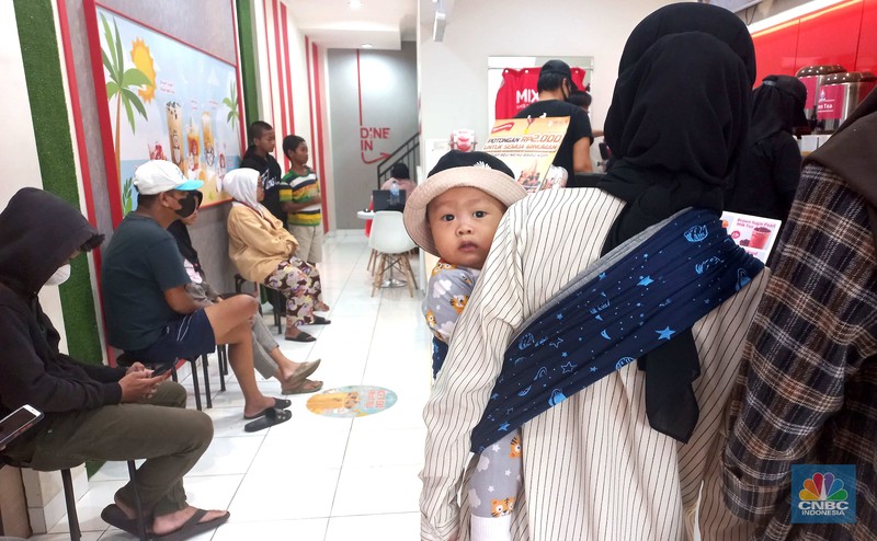 Antrean pengunjung membeli es krim di kios mixue di kawasan bojongsari sawangan, Depok, Jawa Barat, Kamis, (29/12/2022). Kios yang baru dibuka sejak dua bulan lalu di sawangan itu ramai pembeli dari kalangan anak-anak sampai anak orang tua. Antrean pengunjung membeli es krim di kios mixue di kawasan bojongsari sawangan, Depok, Jawa Barat, Kamis, (29/12/2022). Kios yang baru dibuka sejak dua bulan lalu di sawangan itu ramai pembeli dari kalangan anak-anak sampai anak orang tua. (CNBC Indonesia/ Muhammad Sabki)
