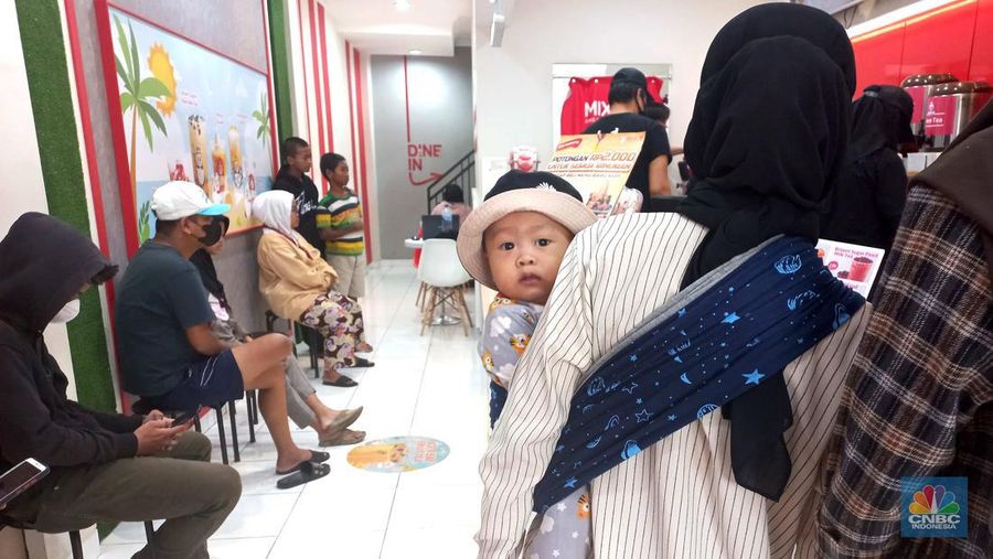Antrean pengunjung membeli es krim di kios mixue di kawasan bojongsari sawangan, Depok, Jawa Barat, Kamis, (29/12/2022). Kios yang baru dibuka sejak dua bulan lalu di sawangan itu ramai pembeli dari kalangan anak-anak sampai anak orang tua. (CNBC Indonesia/ Muhammad Sabki)
