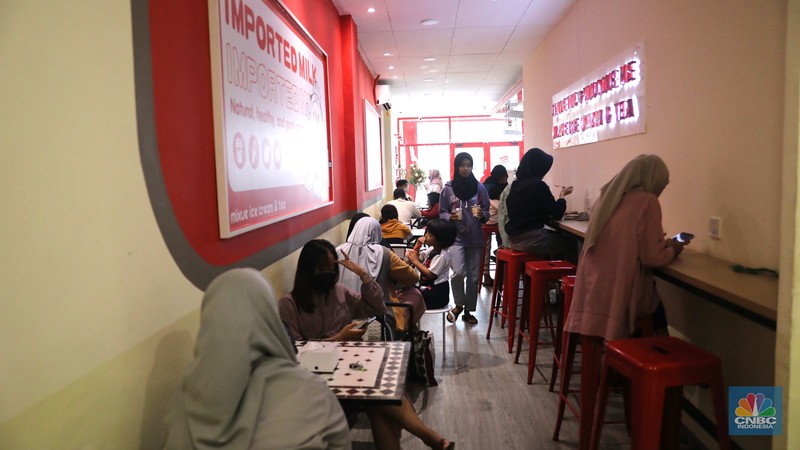 Antrean pengunjung membeli es krim di kios mixue di kawasan bojongsari sawangan, Depok, Jawa Barat, Kamis, (29/12/2022). Kios yang baru dibuka sejak dua bulan lalu di sawangan itu ramai pembeli dari kalangan anak-anak sampai anak orang tua. Antrean pengunjung membeli es krim di kios mixue di kawasan bojongsari sawangan, Depok, Jawa Barat, Kamis, (29/12/2022). Kios yang baru dibuka sejak dua bulan lalu di sawangan itu ramai pembeli dari kalangan anak-anak sampai anak orang tua. (CNBC Indonesia/ Muhammad Sabki)