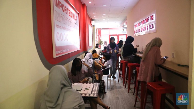 Antrean pengunjung membeli es krim di kios mixue di kawasan bojongsari sawangan, Depok, Jawa Barat, Kamis, (29/12/2022). Kios yang baru dibuka sejak dua bulan lalu di sawangan itu ramai pembeli dari kalangan anak-anak sampai anak orang tua. (CNBC Indonesia/ Muhammad Sabki)
