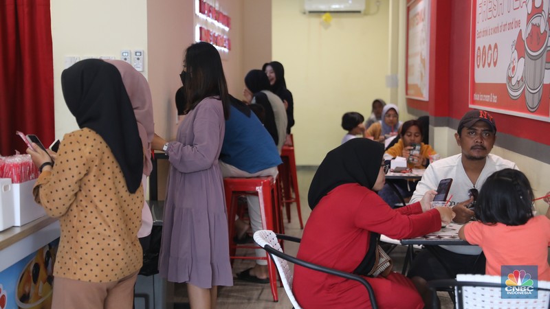 Antrean pengunjung membeli es krim di kios mixue di kawasan bojongsari sawangan, Depok, Jawa Barat, Kamis, (29/12/2022). Kios yang baru dibuka sejak dua bulan lalu di sawangan itu ramai pembeli dari kalangan anak-anak sampai anak orang tua. Antrean pengunjung membeli es krim di kios mixue di kawasan bojongsari sawangan, Depok, Jawa Barat, Kamis, (29/12/2022). Kios yang baru dibuka sejak dua bulan lalu di sawangan itu ramai pembeli dari kalangan anak-anak sampai anak orang tua. (CNBC Indonesia/ Muhammad Sabki)