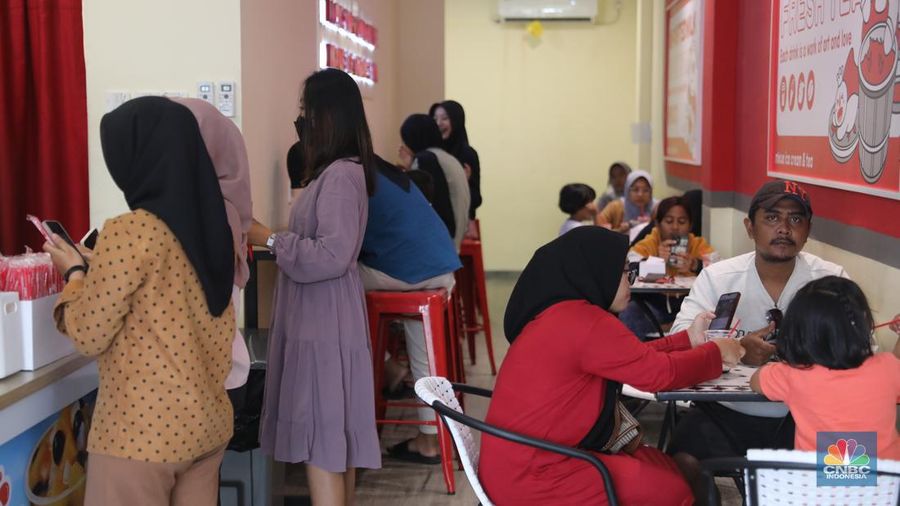 Antrean pengunjung membeli es krim di kios mixue di kawasan bojongsari sawangan, Depok, Jawa Barat, Kamis, (29/12/2022). Kios yang baru dibuka sejak dua bulan lalu di sawangan itu ramai pembeli dari kalangan anak-anak sampai anak orang tua. (CNBC Indonesia/ Muhammad Sabki)