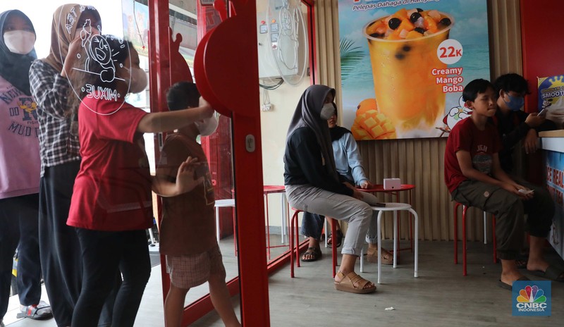 Antrean pengunjung membeli es krim di kios mixue di kawasan bojongsari sawangan, Depok, Jawa Barat, Kamis, (29/12/2022). Kios yang baru dibuka sejak dua bulan lalu di sawangan itu ramai pembeli dari kalangan anak-anak sampai anak orang tua. Antrean pengunjung membeli es krim di kios mixue di kawasan bojongsari sawangan, Depok, Jawa Barat, Kamis, (29/12/2022). Kios yang baru dibuka sejak dua bulan lalu di sawangan itu ramai pembeli dari kalangan anak-anak sampai anak orang tua. (CNBC Indonesia/ Muhammad Sabki)
