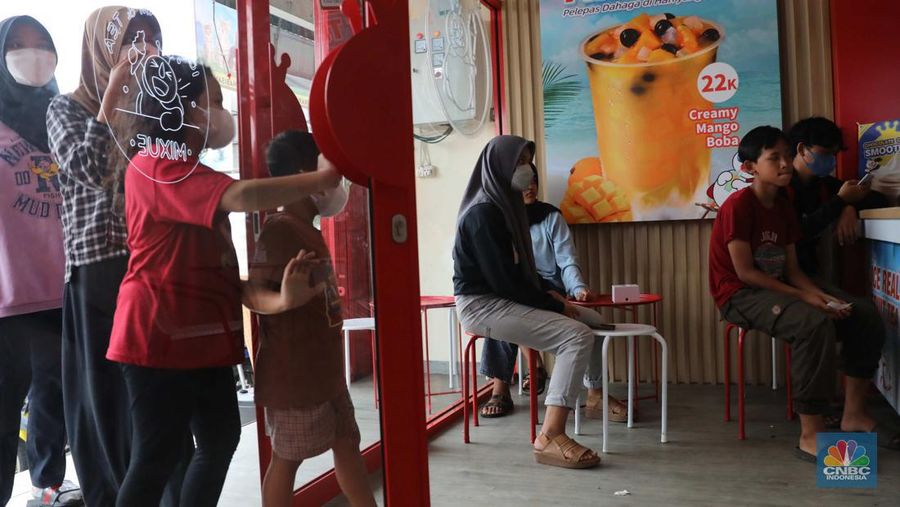 Antrean pengunjung membeli es krim di kios mixue di kawasan bojongsari sawangan, Depok, Jawa Barat, Kamis, (29/12/2022). Kios yang baru dibuka sejak dua bulan lalu di sawangan itu ramai pembeli dari kalangan anak-anak sampai anak orang tua. (CNBC Indonesia/ Muhammad Sabki)