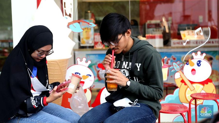 Antrean pengunjung membeli es krim di kios mixue di kawasan bojongsari sawangan, Depok, Jawa Barat, Kamis, (29/12/2022). Kios yang baru dibuka sejak dua bulan lalu di sawangan itu ramai pembeli dari kalangan anak-anak sampai anak orang tua. (CNBC Indonesia/ Muhammad Sabki)