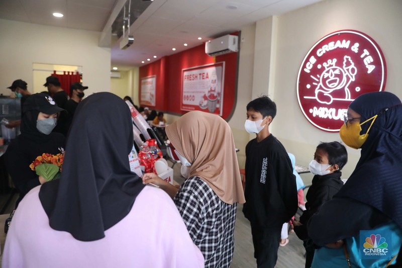 Antrean pengunjung membeli es krim di kios mixue di kawasan bojongsari sawangan, Depok, Jawa Barat, Kamis, (29/12/2022). Kios yang baru dibuka sejak dua bulan lalu di sawangan itu ramai pembeli dari kalangan anak-anak sampai anak orang tua. (CNBC Indonesia/ Muhammad Sabki)