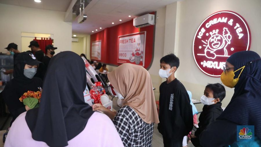Antrean pengunjung membeli es krim di kios mixue di kawasan bojongsari sawangan, Depok, Jawa Barat, Kamis, (29/12/2022). Kios yang baru dibuka sejak dua bulan lalu di sawangan itu ramai pembeli dari kalangan anak-anak sampai anak orang tua. (CNBC Indonesia/ Muhammad Sabki)