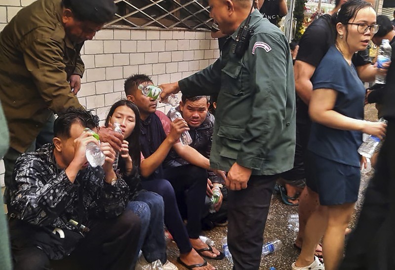 sebuah bangunan terbakar di dekat gerbang perbatasan internasional Kamboja-Thailand di Poipet, sebelah barat Phnom Penh, Kamboja, Rabu, 28 Desember 2022. Dalam foto yang disediakan oleh Cambodia's Fresh News ini, sebuah bangunan terbakar di dekat gerbang perbatasan internasional Kamboja-Thailand di Poipet, sebelah barat Phnom Penh, Kamboja, Rabu, 28 Desember 2022. Api yang membakar Grand Diamond City Casino and Hotel telah membunuh banyak orang dan melukai puluhan lainnya, kata polisi Kamis, dan negara tetangga Thailand mengirim truk pemadam kebakaran untuk membantu memadamkan kobaran api di wilayah perbatasan yang ramai. (Fresh News via AP)