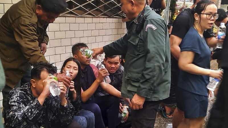 Dalam foto yang disediakan oleh Cambodia's Fresh News ini, sebuah bangunan terbakar di dekat gerbang perbatasan internasional Kamboja-Thailand di Poipet, sebelah barat Phnom Penh, Kamboja, Rabu, 28 Desember 2022. Api yang membakar Grand Diamond City Casino and Hotel telah membunuh banyak orang dan melukai puluhan lainnya, kata polisi Kamis, dan negara tetangga Thailand mengirim truk pemadam kebakaran untuk membantu memadamkan kobaran api di wilayah perbatasan yang ramai. (Fresh News via AP)