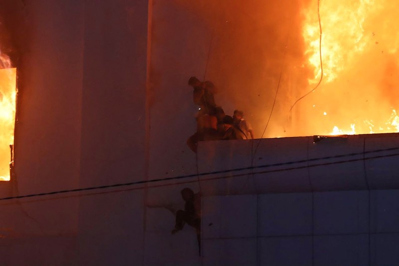 sebuah bangunan terbakar di dekat gerbang perbatasan internasional Kamboja-Thailand di Poipet, sebelah barat Phnom Penh, Kamboja, Rabu, 28 Desember 2022. Dalam foto yang disediakan oleh Cambodia's Fresh News ini, sebuah bangunan terbakar di dekat gerbang perbatasan internasional Kamboja-Thailand di Poipet, sebelah barat Phnom Penh, Kamboja, Rabu, 28 Desember 2022. Api yang membakar Grand Diamond City Casino and Hotel telah membunuh banyak orang dan melukai puluhan lainnya, kata polisi Kamis, dan negara tetangga Thailand mengirim truk pemadam kebakaran untuk membantu memadamkan kobaran api di wilayah perbatasan yang ramai. (Fresh News via AP)