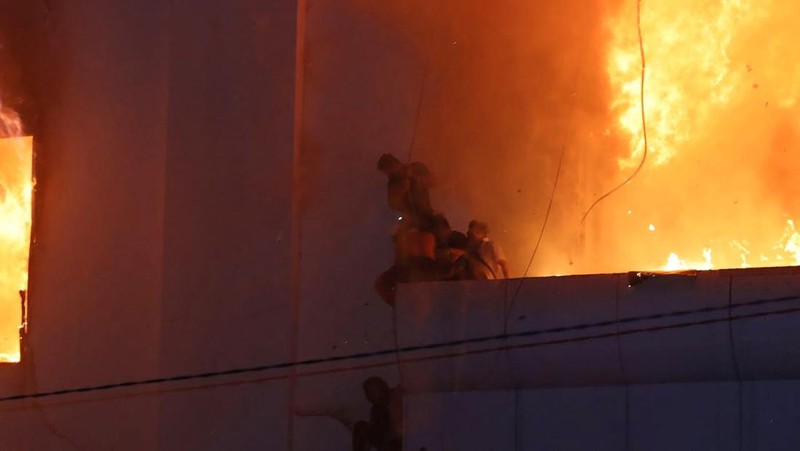 Dalam foto yang disediakan oleh Cambodia's Fresh News ini, sebuah bangunan terbakar di dekat gerbang perbatasan internasional Kamboja-Thailand di Poipet, sebelah barat Phnom Penh, Kamboja, Rabu, 28 Desember 2022. Api yang membakar Grand Diamond City Casino and Hotel telah membunuh banyak orang dan melukai puluhan lainnya, kata polisi Kamis, dan negara tetangga Thailand mengirim truk pemadam kebakaran untuk membantu memadamkan kobaran api di wilayah perbatasan yang ramai. (Fresh News via AP)