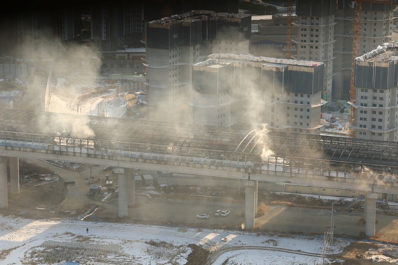 Asap mengepul dari terowongan yang terbakar di Gwacheon, Korea Selatan, 29 Desember 2022. Asap mengepul dari terowongan yang terbakar di Gwacheon, Korea Selatan, 29 Desember 2022. (Yonhap via REUTERS)