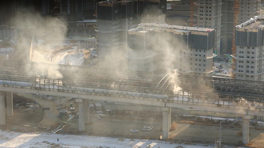 Asap mengepul dari terowongan yang terbakar di Gwacheon, Korea Selatan, 29 Desember 2022. (Yonhap via REUTERS)