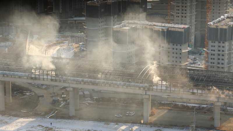 Asap mengepul dari terowongan yang terbakar di Gwacheon, Korea Selatan, 29 Desember 2022. (Yonhap via REUTERS)