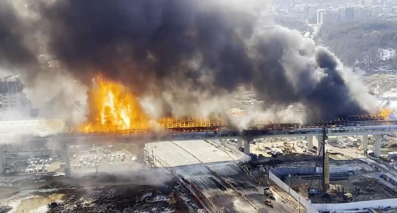 Asap mengepul dari terowongan yang terbakar di Gwacheon, Korea Selatan, 29 Desember 2022. Asap mengepul dari terowongan yang terbakar di Gwacheon, Korea Selatan, 29 Desember 2022. (Yonhap via REUTERS)