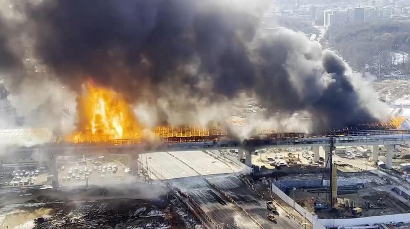 Asap mengepul dari terowongan yang terbakar di Gwacheon, Korea Selatan, 29 Desember 2022. (Yonhap via REUTERS)