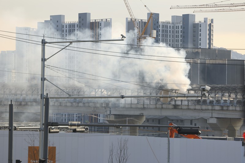 Asap mengepul dari terowongan yang terbakar di Gwacheon, Korea Selatan, 29 Desember 2022. Asap mengepul dari terowongan yang terbakar di Gwacheon, Korea Selatan, 29 Desember 2022. (Yonhap via REUTERS)