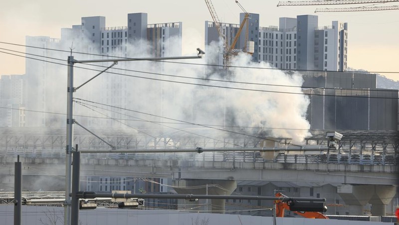 Asap mengepul dari terowongan yang terbakar di Gwacheon, Korea Selatan, 29 Desember 2022. (Yonhap via REUTERS)