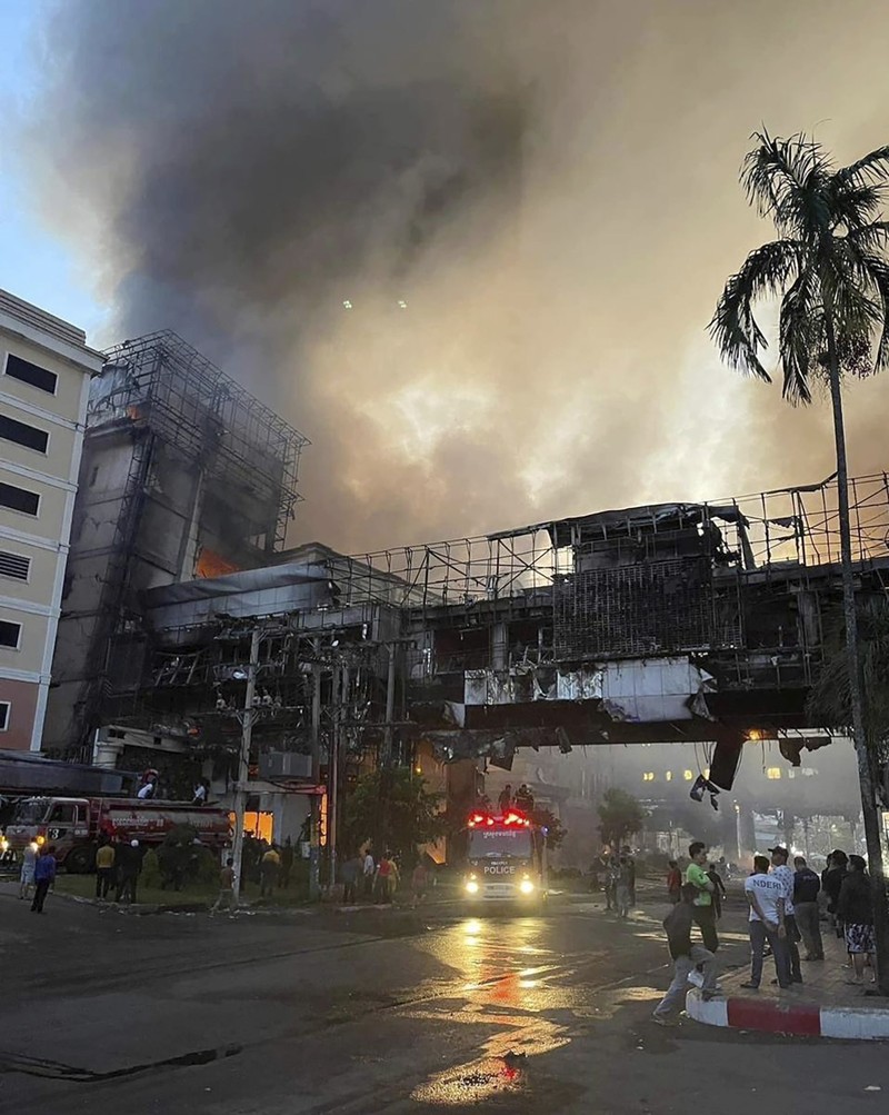 Dalam foto yang disediakan oleh Cambodia's Fresh News ini, sebuah bangunan terbakar di dekat gerbang perbatasan internasional Kamboja-Thailand di Poipet, sebelah barat Phnom Penh, Kamboja, Rabu, 28 Desember 2022. Api yang membakar Grand Diamond City Casino and Hotel telah membunuh banyak orang dan melukai puluhan lainnya, kata polisi Kamis, dan negara tetangga Thailand mengirim truk pemadam kebakaran untuk membantu memadamkan kobaran api di wilayah perbatasan yang ramai. (Fresh News via AP)