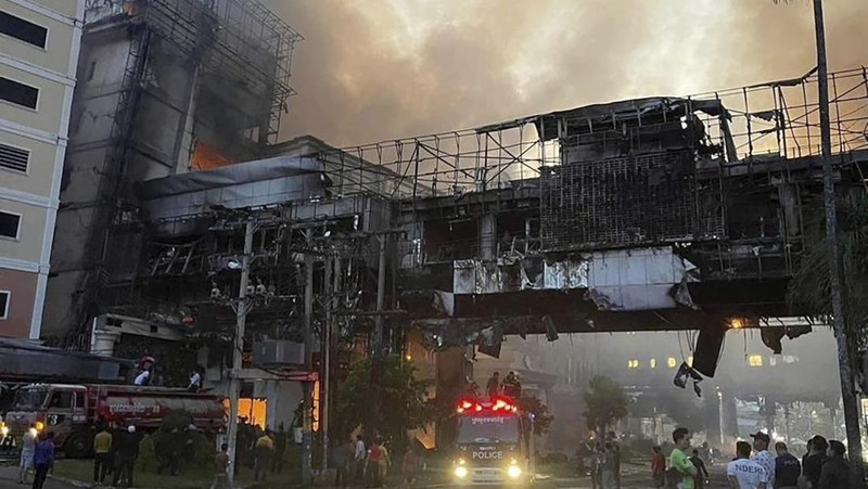 Dalam foto yang disediakan oleh Cambodia's Fresh News ini, sebuah bangunan terbakar di dekat gerbang perbatasan internasional Kamboja-Thailand di Poipet, sebelah barat Phnom Penh, Kamboja, Rabu, 28 Desember 2022. Api yang membakar Grand Diamond City Casino and Hotel telah membunuh banyak orang dan melukai puluhan lainnya, kata polisi Kamis, dan negara tetangga Thailand mengirim truk pemadam kebakaran untuk membantu memadamkan kobaran api di wilayah perbatasan yang ramai. (Fresh News via AP)