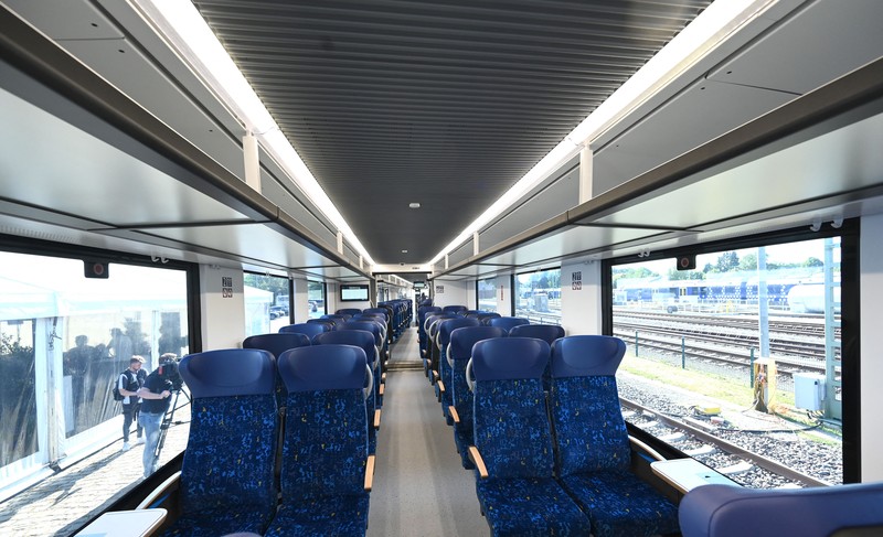 Para insinyur bekerja pada kereta perkotaan energi hidrogen pertama di dunia di cabang CRRC Changchun Railway Vehicles Co., Ltd pada 28 Desember 2022 di Chengdu, Provinsi Sichuan, China. (China News Service via Getty Images) Para insinyur bekerja pada kereta perkotaan energi hidrogen pertama di dunia di cabang CRRC Changchun Railway Vehicles Co., Ltd pada 28 Desember 2022 di Chengdu, Provinsi Sichuan, China. (China News Service via Getty Images)