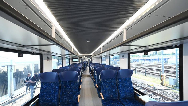 Para insinyur bekerja pada kereta perkotaan energi hidrogen pertama di dunia di cabang CRRC Changchun Railway Vehicles Co., Ltd pada 28 Desember 2022 di Chengdu, Provinsi Sichuan, China. (China News Service via Getty Images)
