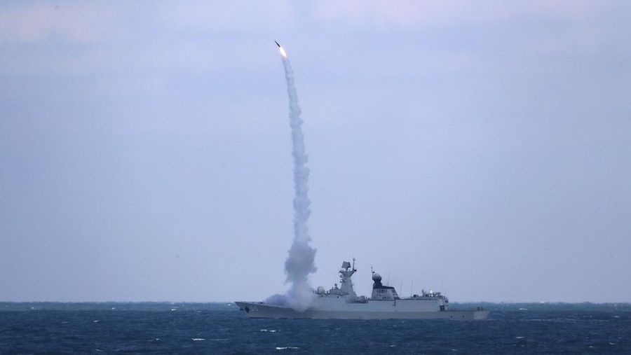 Dalam foto yang dirilis oleh Kantor Berita Xinhua ini, kapal perang China dan Rusia ikut serta dalam latihan angkatan laut bersama di Laut China Timur Selasa, 27 Desember 2022. Angkatan laut China dan Rusia mengakhiri latihan angkatan laut bersama selama tujuh hari pada 27 Desember. karena mereka berdua menghadapi ketegangan dengan Amerika Serikat. (Xu Wei/Xinhua via AP)