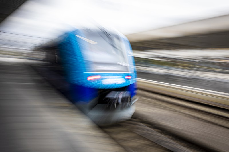 Para insinyur bekerja pada kereta perkotaan energi hidrogen pertama di dunia di cabang CRRC Changchun Railway Vehicles Co., Ltd pada 28 Desember 2022 di Chengdu, Provinsi Sichuan, China. (China News Service via Getty Images)