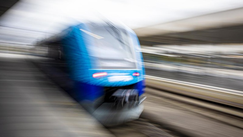 Para insinyur bekerja pada kereta perkotaan energi hidrogen pertama di dunia di cabang CRRC Changchun Railway Vehicles Co., Ltd pada 28 Desember 2022 di Chengdu, Provinsi Sichuan, China. (China News Service via Getty Images)