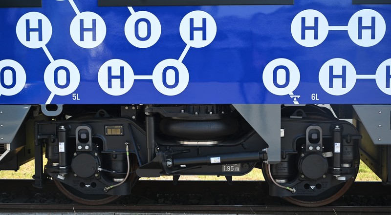 Para insinyur bekerja pada kereta perkotaan energi hidrogen pertama di dunia di cabang CRRC Changchun Railway Vehicles Co., Ltd pada 28 Desember 2022 di Chengdu, Provinsi Sichuan, China. (China News Service via Getty Images)