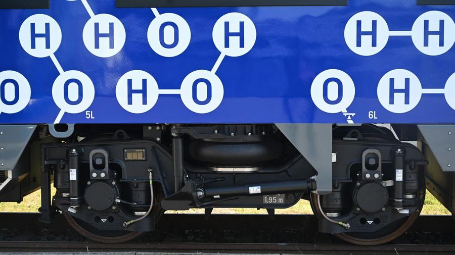 Para insinyur bekerja pada kereta perkotaan energi hidrogen pertama di dunia di cabang CRRC Changchun Railway Vehicles Co., Ltd pada 28 Desember 2022 di Chengdu, Provinsi Sichuan, China. (China News Service via Getty Images)