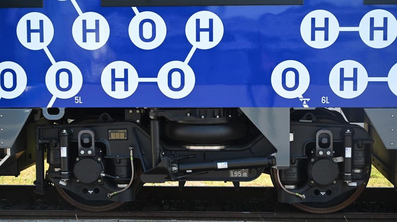 Para insinyur bekerja pada kereta perkotaan energi hidrogen pertama di dunia di cabang CRRC Changchun Railway Vehicles Co., Ltd pada 28 Desember 2022 di Chengdu, Provinsi Sichuan, China. (China News Service via Getty Images)
